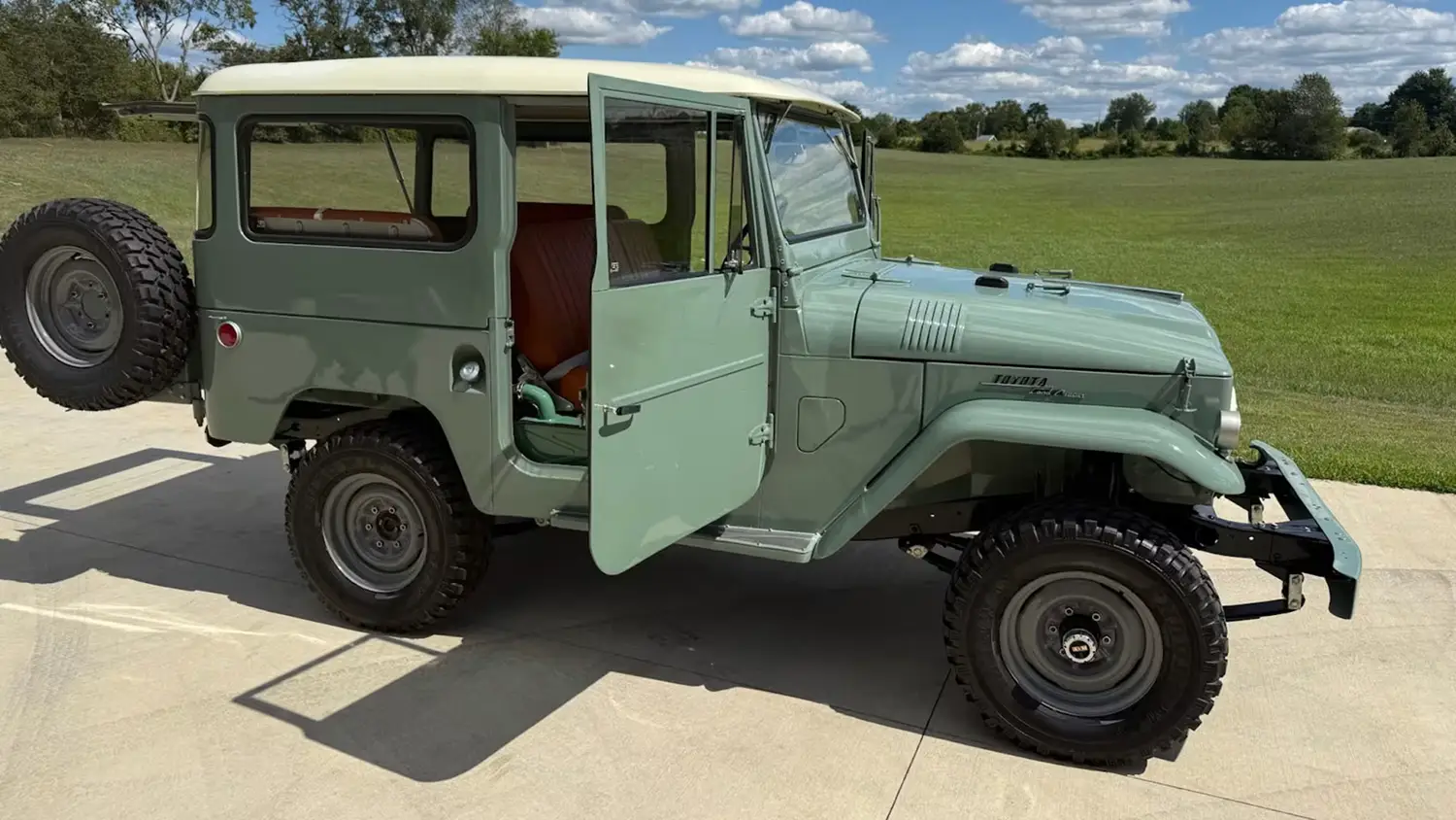 1967 Toyota FJ-40 Land Cruiser
