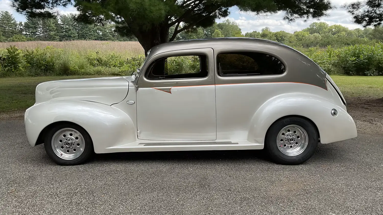 1940 Ford Deluxe Tudor Sedan