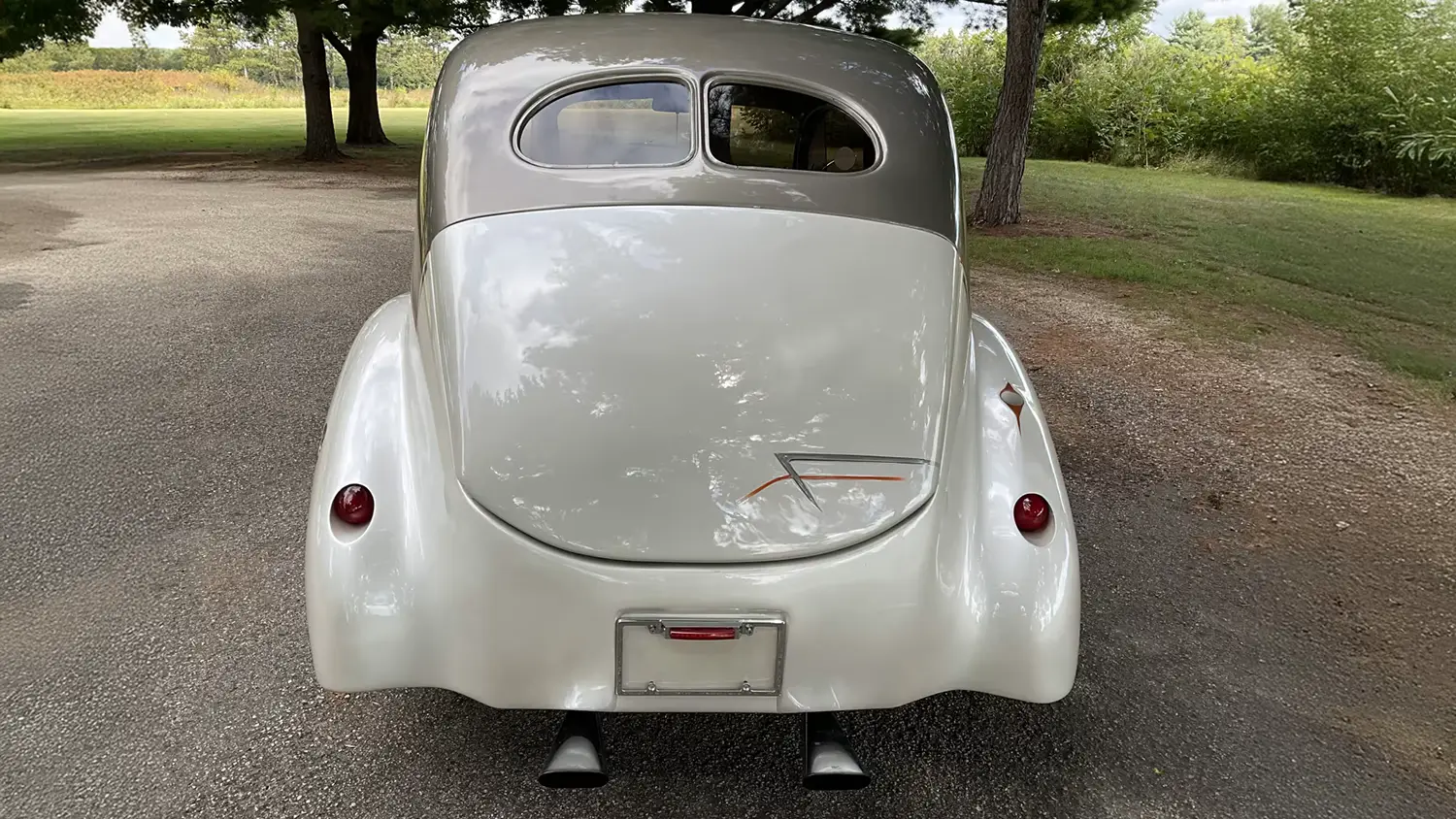 1940 Ford Deluxe Tudor Sedan
