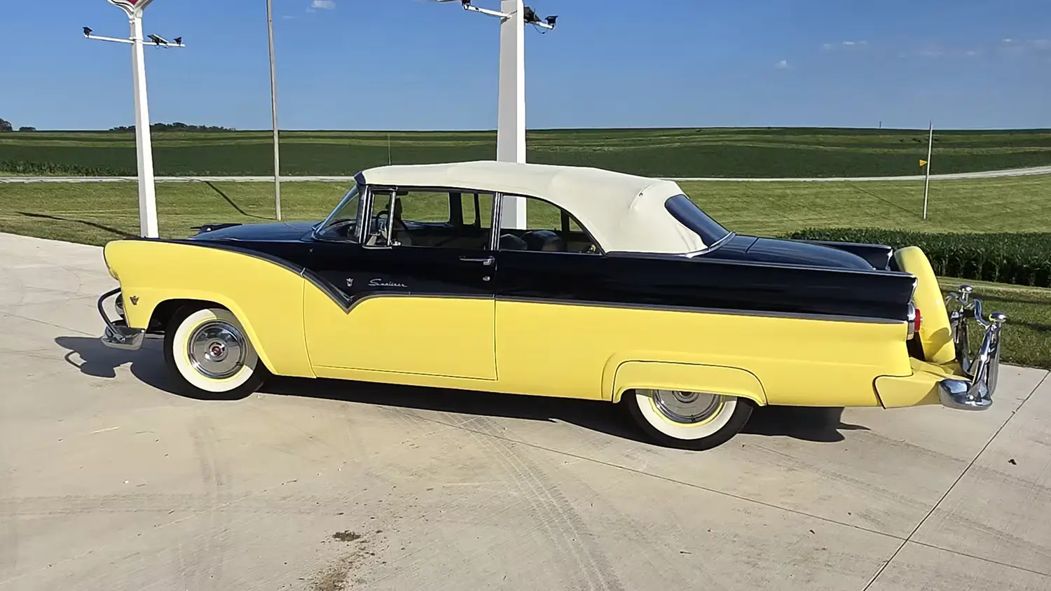 1955 Ford Fairlane Sunliner V8