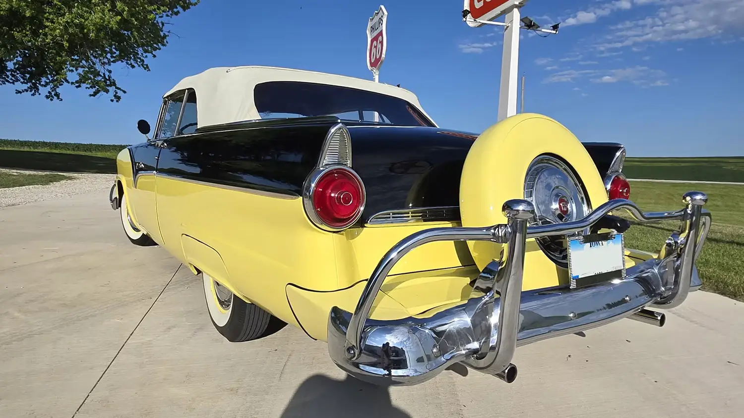 1955 Ford Fairlane Sunliner V8