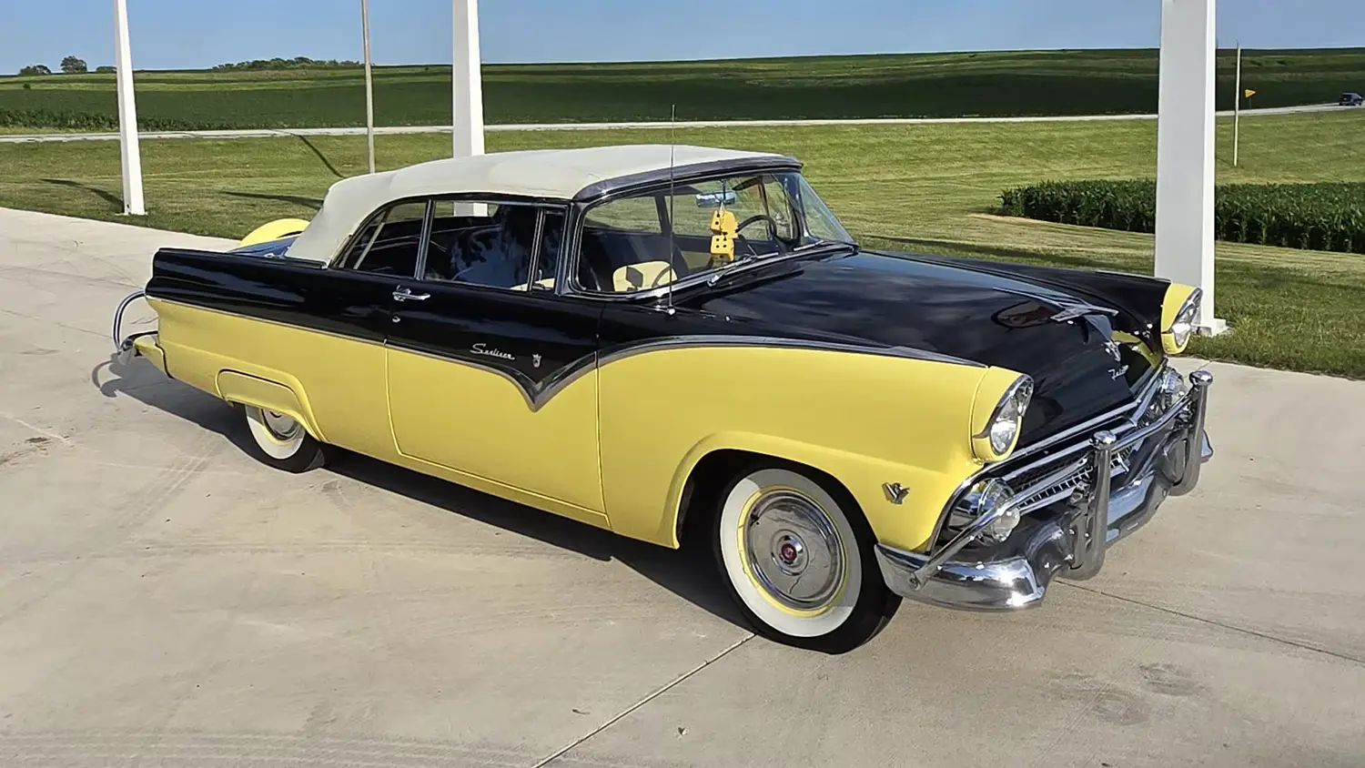 1955 Ford Fairlane Sunliner V8