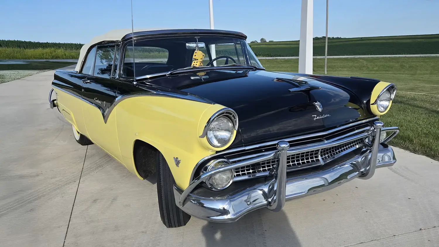 1955 Ford Fairlane Sunliner V8
