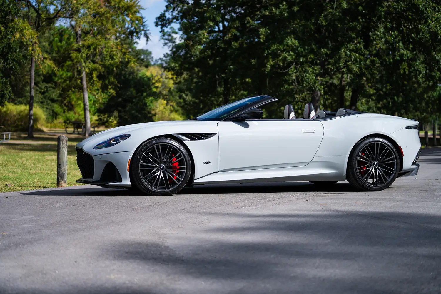 2023 Aston Martin DBS Volante 2023 Aston Martin DBS Volante