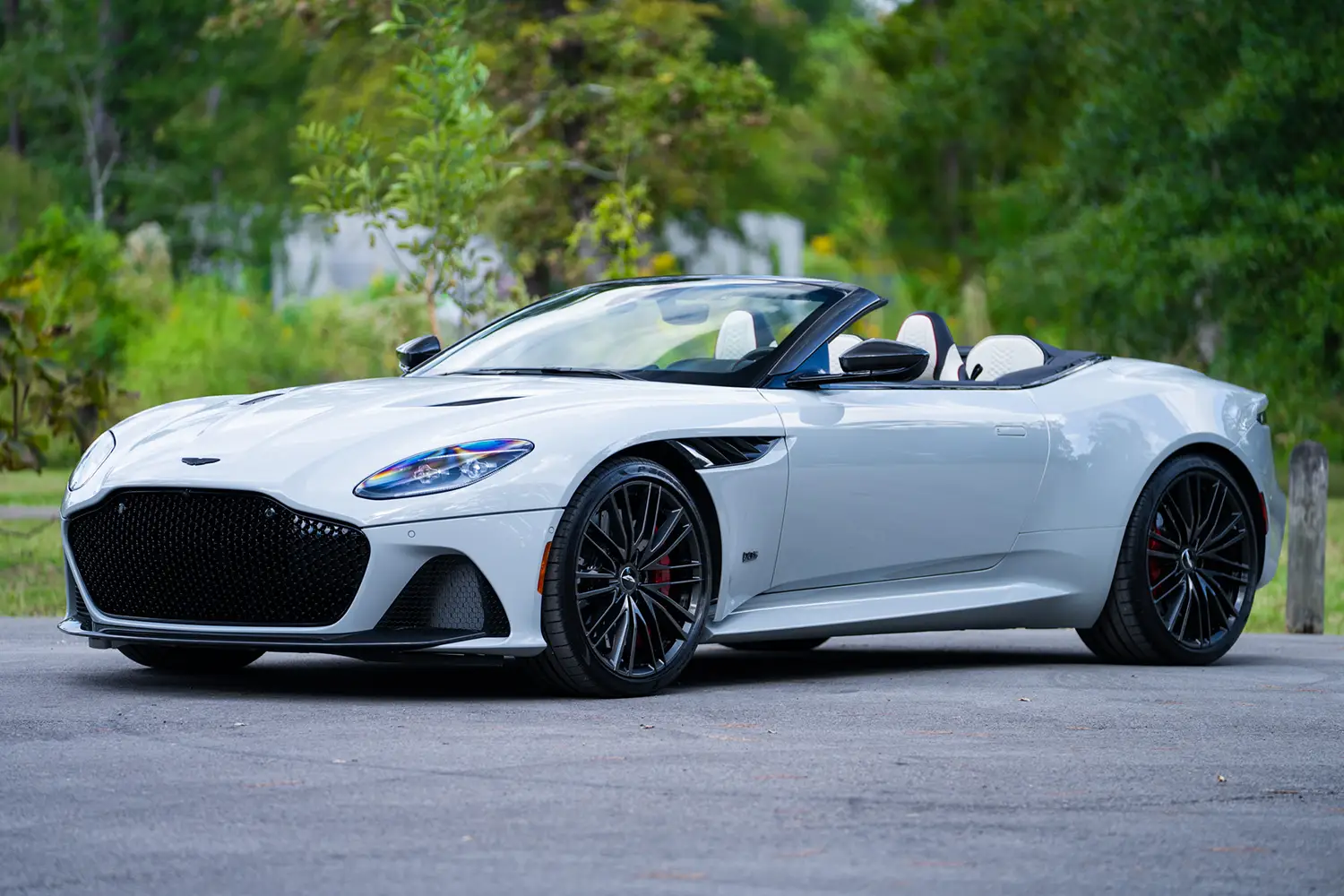 2023 Aston Martin DBS Volante 2023 Aston Martin DBS Volante